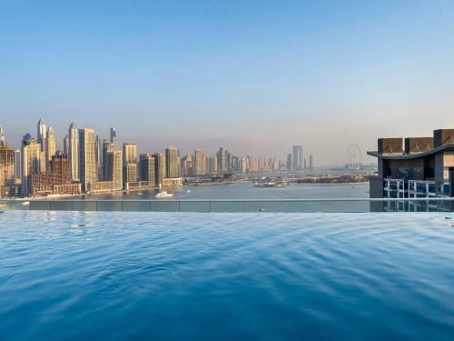 Palm Jumeirah Beachfront apartment with rooftop Infinity pool and Atlantis view, Dubaj (zdjęcie 7)