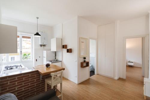 Maison 46, Rom