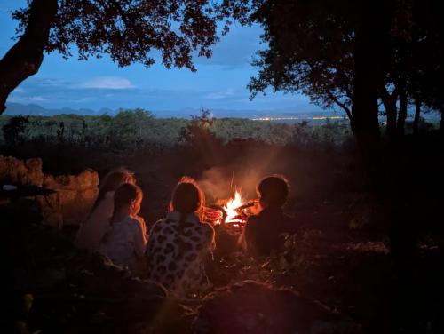 Glamping Grignan 2 tentes 40m2 9 personnes vue exceptionnelle in Réauville