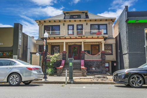 Barbiecore Dream Pad in Sacramento in Belváros