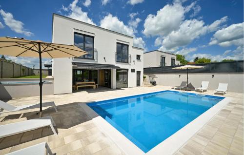 Peldbaseins, Amazing Home In Maglenca With Sauna in Leticani
