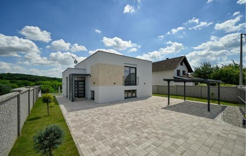 Viesnīcas āriene, Amazing Home In Maglenca With Sauna in Leticani