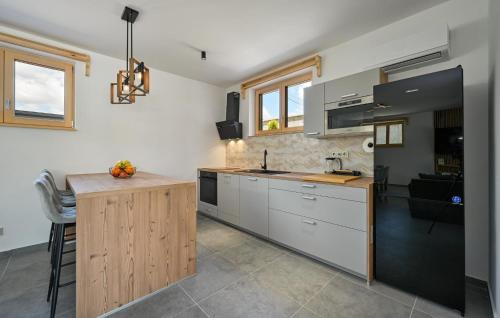 virtuve, Amazing Home In Maglenca With Sauna in Leticani