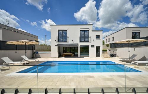 Swimming pool, Beautiful Home In Maglenca With Sauna in Leticani
