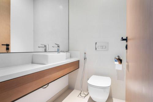 VayK - Sleek & Stylish 1BR in Vida Dubai Marina - image 6