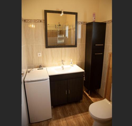 Badkamer, Maison avec jacuzzi, proche de la plage in Levignacq