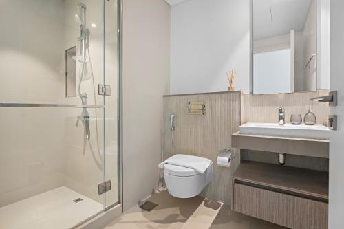 Vayk - Bright & Elegant 2BR Apartment with Creek Views - image 12