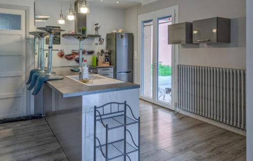 virtuve, 3 Bedroom Stunning Home In Bellaffaire in Turriers