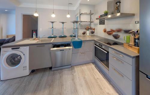 virtuve, 3 Bedroom Stunning Home In Bellaffaire in Turriers