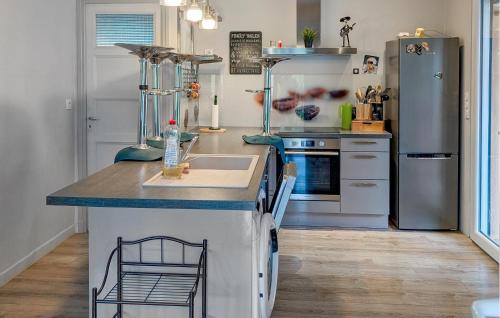 virtuve, 3 Bedroom Stunning Home In Bellaffaire in Turriers