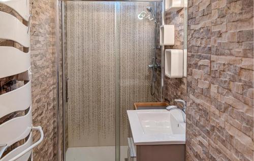 Vannas istaba, 3 Bedroom Stunning Home In Bellaffaire in Turriers