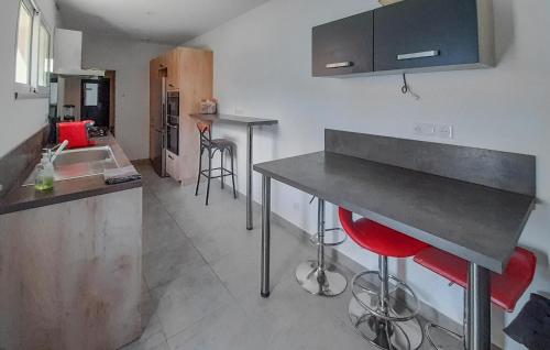 virtuve, 1 Bedroom Pet Friendly Apartment In Bellaffaire in Turriers