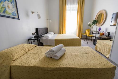 1 queen bed, 1 twin bed
