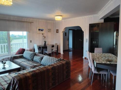 Istaba viesiem, Large Garden Family Apartment in Kallithea (Paralia)