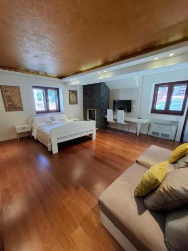 Double Room with Private Bathroom image 6