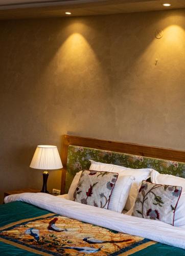 Deluxe Double or Twin Room image 6