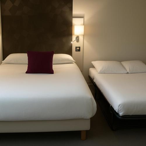 1 double bed, 1 bunk bed