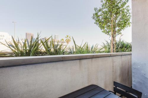Blueground Brentwood pool AC nr Getty LAX-1294, Los Angeles (fotografie 6)