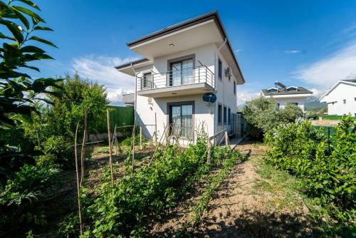 Градина, Villa Lux in Seydikemer