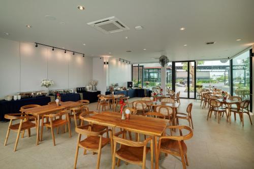 Restaurant, The Horizon Groove Hotel in Phlai Chumphon