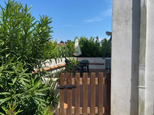 Piano terra con corte privata e posto auto 450 mt mare
