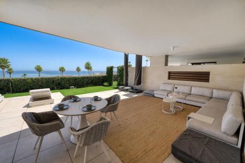 Terraza/balcón, 3001 Velaya Beachfront Luxury Apartment in Estepona