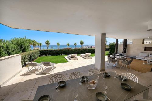 Terraza/balcón, 3001 Velaya Beachfront Luxury Apartment in Estepona