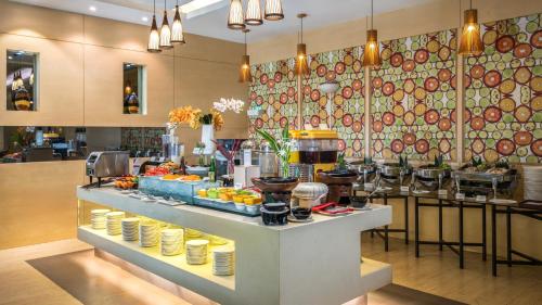 Restaurant, Zest Harbour Bay Batam by Swiss-Belhotel International in Batu Ampar