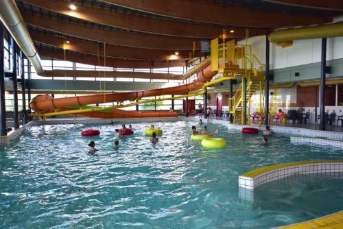 Úszómedence, Luxe chalet op 5-sterren camping met comfortabel ingerichte veranda - parkkosten zijn inbegrepen in Sevenum