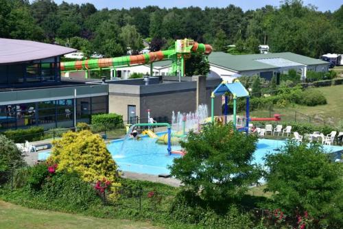 Aquapark, Luxe chalet met ruime veranda & airco, vlakbij Toverland in Sevenum