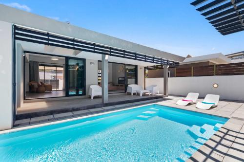 Spacious Villa, Pool, BBQ, 15 mins walk to beach, Pereybere