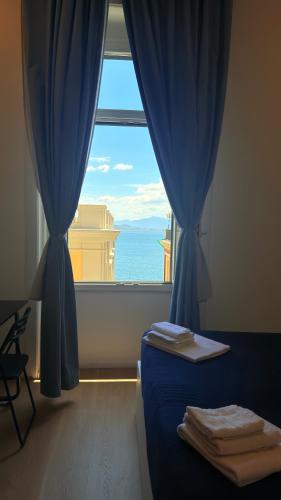 Izz Home, Naples