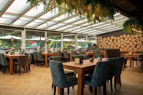 Étterem, Luxe chalet op 5-sterren camping met comfortabel ingerichte veranda - parkkosten zijn inbegrepen in Sevenum