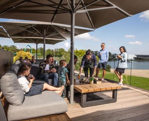 Étterem, Luxe chalet op 5-sterren camping met comfortabel ingerichte veranda - parkkosten zijn inbegrepen in Sevenum