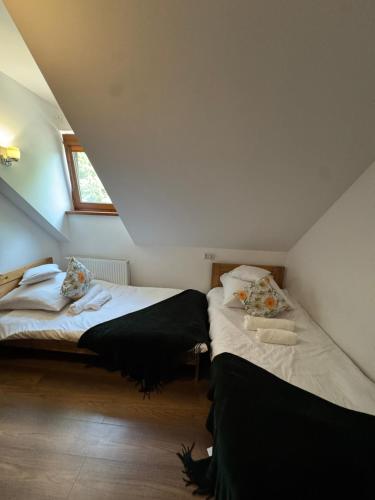 2 twin beds