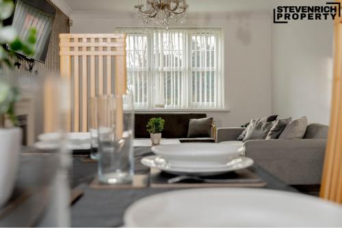 Удобства, Long Stay Wolverhampton Large 5-Bed Sleeps 9 WiFi in Featherstone
