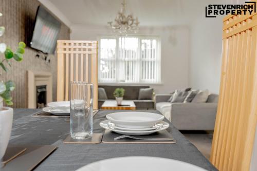 Удобства, Long Stay Wolverhampton Large 5-Bed Sleeps 9 WiFi in Featherstone