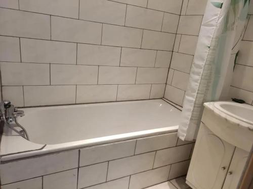 Bathroom, Appartement chaleureux a Saint-Martin-de-Valamas 53 m² avec terrasse in Saint-Julien-Boutières