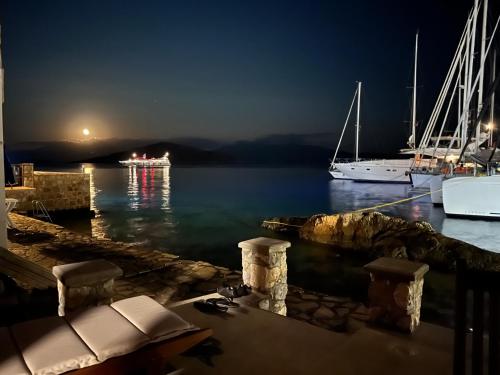 周邊環境, NUMĒNIA Seafront Property (NUMENIA Seafront Property) in 哈爾基