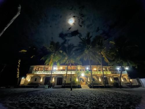 Sunbloom Beachfront Hotel and Restaurant in Kandelārija (Zambalesa)