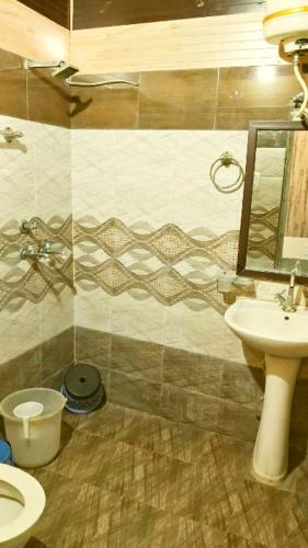 Hotel Sandalwood - image 2
