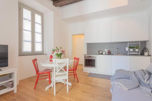 Independence Apartment Balcony by Rent All Como - image 3