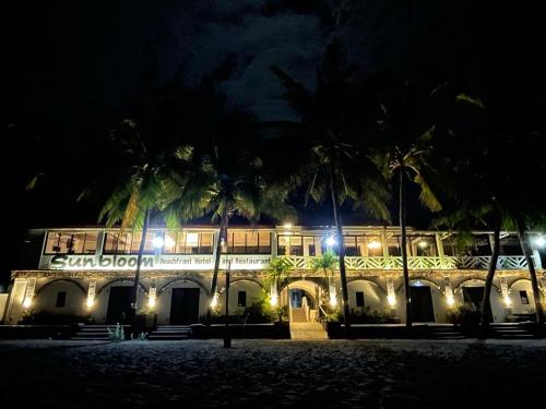 Sunbloom Beachfront Hotel and Restaurant in Kandelārija (Zambalesa)