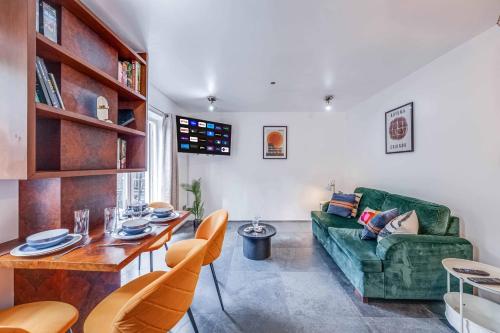 Stepney Green Gated Area with Parking & Garden
