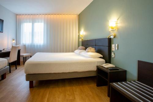 1 queen bed, 1 twin bed