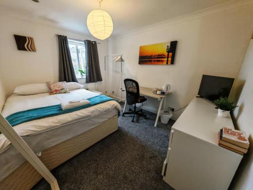 Double Rooms near Bournemouth Hospital ensuite or shared bathroom options in Littledown and Iford