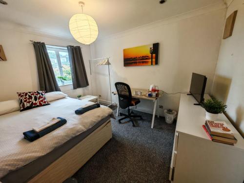 Double Rooms near Bournemouth Hospital ensuite or shared bathroom options in Littledown and Iford