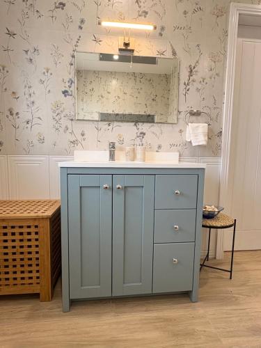 Fürdőszoba, Comfortable Home in Quiet Coastal Community in Ballinalira