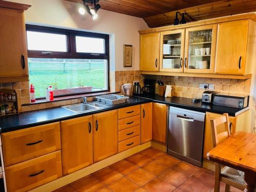 Létesítmények, Comfortable Home in Quiet Coastal Community in Ballinalira