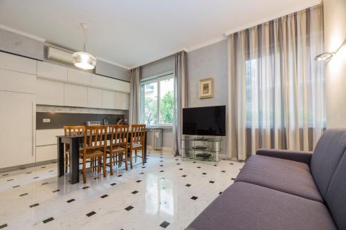 JOIVY Spacious 2-bedroom flat with Parking and Balcony, Genua